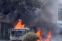 Nắng nóng, xe chở nhựa đường bốc cháy trơ khung ở Đà Nẵng