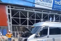 Hai người đàn ông bắt rắn hổ mang trên ôtô ở Lạng Sơn