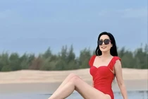 Nhan sắc NSƯT Trịnh Kim Chi U60 khiến Ngọc Trinh cũng phải dè chừng