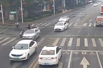 Vượt đèn đỏ, va chạm ô tô, 2 nữ sinh bay lên nóc xe