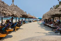 Không phải Mỹ Khê, du khách nước ngoài đang “đổ xô” đến An Bàng