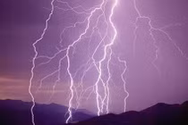  Đi cắt cỏ, bị sét đánh tử vong 