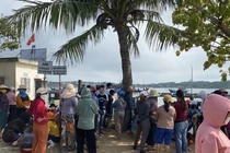 Chìm tàu cá ở Quảng Ngãi: Đỏ mắt chờ tin hai ngư dân mất tích