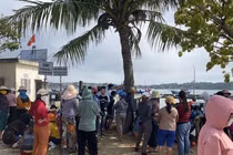 Chìm tàu cá ở Quảng Ngãi: Đỏ mắt chờ tin hai ngư dân mất tích