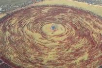 37.000 phụ nữ Ấn Độ dệt nên những vòng người khổng lồ trên cát 