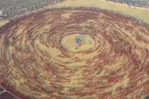 37.000 phụ nữ Ấn Độ dệt nên những vòng người khổng lồ trên cát 