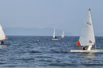 Toàn cảnh đội Thuyền buồm quốc gia luyện tập trên vịnh Đà Nẵng