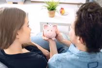 Vợ chồng góp tiền 50-50, sao chị em có vẻ phản đối ghê thế?