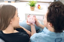 Vợ chồng góp tiền 50-50, sao chị em có vẻ phản đối ghê thế?