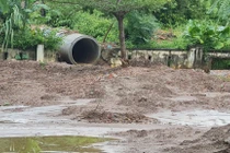 Cụm CN Cẩm Lệ: Thác bùn tràn ra khu dân cư, ai chịu trách nhiệm?