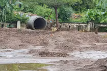 Cụm CN Cẩm Lệ: Thác bùn tràn ra khu dân cư, ai chịu trách nhiệm?