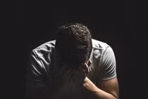 Bất ngờ về nhà, chồng chứng kiến vợ mặn nồng với cậu trai làm thuê