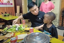 Hành trình khám phá Việt Nam, Lôi con mê tít món sầu riêng