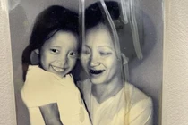 MC Thảo Vân đăng ảnh hiếm hồi 7 tuổi với mẹ ruột