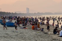Nóng đổ lửa, dân Đà Nẵng ùn ùn ra biển giải nhiệt