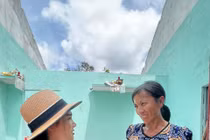 Trường Giang - Nhã Phương tặng quà bà con bị thiệt hại do bão Noru