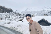 Quân A.P check-in cùng mẹ, hé lộ khu villa của gia đình cực hoành tráng