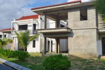 La liệt biệt thự xây dở dang ở “bãi biển đẹp nhất châu Á“