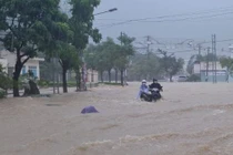 Quy Nhơn: Mưa lớn nước lên nhanh, người dân không kịp trở tay