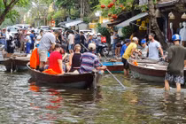 Hội An: Nước ngập tứ bề, khách du lịch đi thuyền trong phố cổ