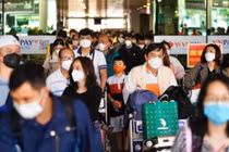 Vé máy bay khan hiếm, sân bay đông nghịt mùng 5 Tết