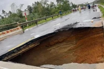 Hố 'tử thần' xuất hiện, Quốc lộ 14B tê liệt