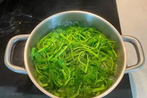 Mẹo luộc rau đảm bảo rau ngon lại xanh