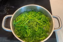 Mẹo luộc rau đảm bảo rau ngon lại xanh