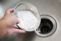 Công dụng bất ngờ khi đổ muối xuống đường ống thoát nước
