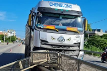 Hiện trường vụ xe tải tông bay 50m dải phân cách quốc lộ 1A 