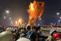 Đà Nẵng: Du khách chen chân xem Rồng phun lửa đón năm mới 