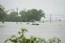 Mưa trắng trời, nhiều nơi ở Huế và Quảng Trị chìm trong biển nước