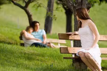 Nữ giám đốc chết lặng nhìn người yêu cũ rạng ngời hạnh phúc