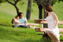 Nữ giám đốc chết lặng nhìn người yêu cũ rạng ngời hạnh phúc