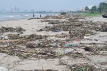 Sau đợt mưa lớn kéo dài, rác ngập bờ biển Đà Nẵng 