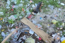 Đà Nẵng: Rác ngập chân cầu Thuận Phước