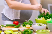 Ngày Tết, mẹ bầu ăn uống thế nào để vui khỏe?