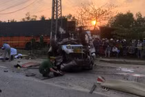 Toàn cảnh vụ xe khách va chạm xe đầu kéo, 8 người tử vong 