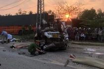Toàn cảnh vụ xe khách va chạm xe đầu kéo, 8 người tử vong 