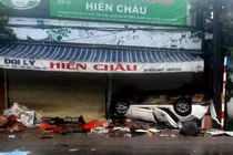 Thừa Thiên Huế: Ô tô mất lái, tông vào đại lý VLXD lật ngửa