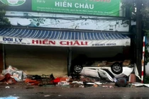 Thừa Thiên Huế: Ô tô mất lái, tông vào đại lý VLXD lật ngửa