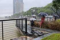 Ghé bến du thuyền bỏ hoang bên bờ sông Hàn một chiều mưa 