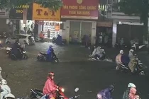 Đà Nẵng: Mưa to đầu mùa, phố biến thành sông