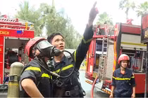 Cận cảnh đục tường chữa cháy quán karaoke tại Đà Nẵng