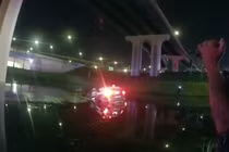 Nghẹt thở màn giải cứu người đàn ông trong chiếc ô tô đang chìm