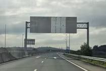 Loạt biển báo “bay màu” trên cao tốc Đà Nẵng - Quảng Ngãi