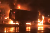 Hiện trường kinh hoàng vụ cháy xe tải và container cạnh cây xăng