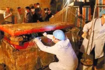 Mở cỗ quan tài màu đỏ, thứ bên trong khiến các chuyên gia kinh hãi