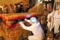 Mở cỗ quan tài màu đỏ, thứ bên trong khiến các chuyên gia kinh hãi