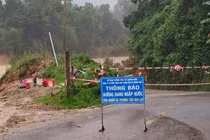 Mưa lớn nước sông dâng cao gây chia cắt quốc lộ 40B